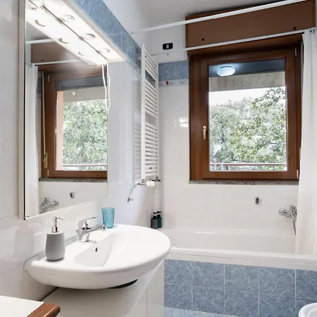 Spacious Bright Near Center And With Air Conditioning ليكو