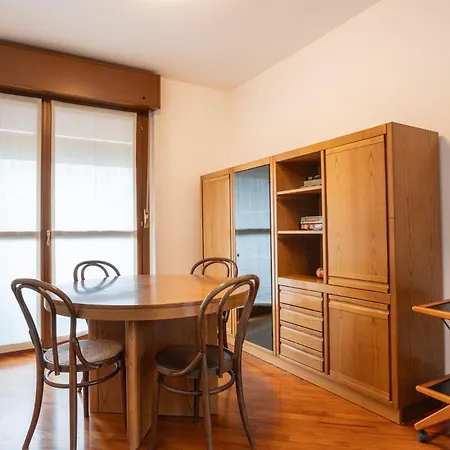 Spacious Bright Near Center And With Air Conditioning