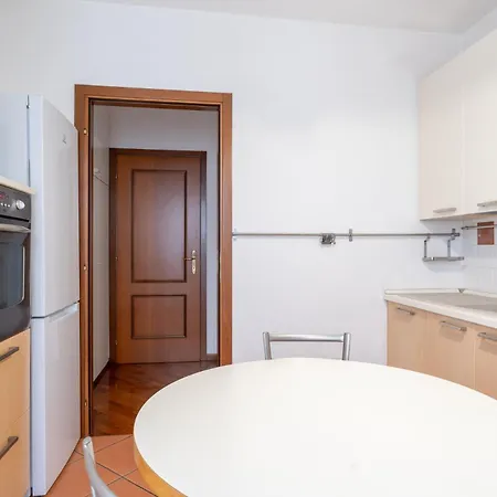 Spacious Bright Near Center And With Air Conditioning *