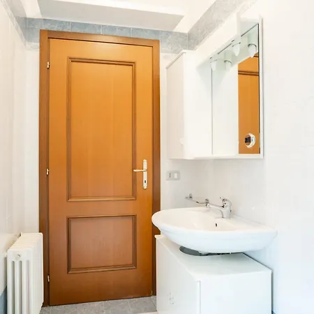 Spacious Bright Near Center And With Air Conditioning 莱科
