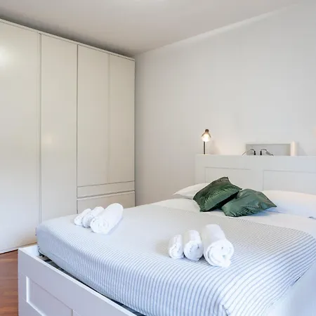 Spacious Bright Near Center And With Air Conditioning