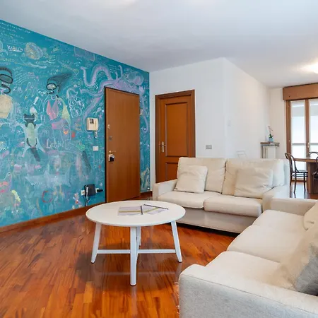 Spacious Bright Near Center And With Air Conditioning 公寓
