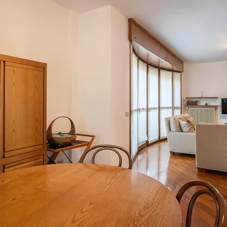 Spacious Bright Near Center And With Air Conditioning 公寓 *