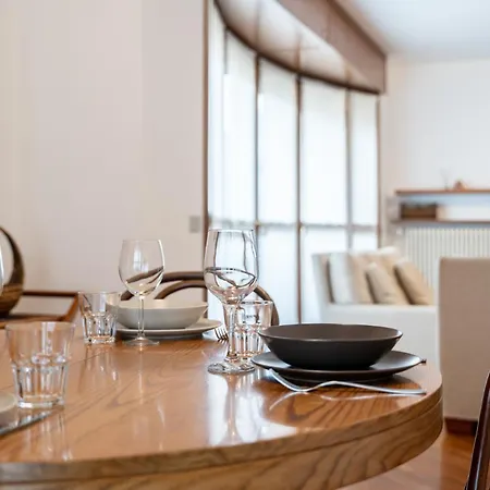 公寓 Spacious Bright Near Center And With Air Conditioning *