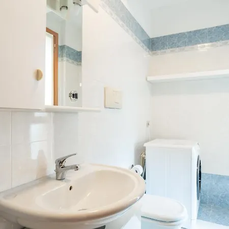 Spacious Bright Near Center And With Air Conditioning 公寓 莱科
