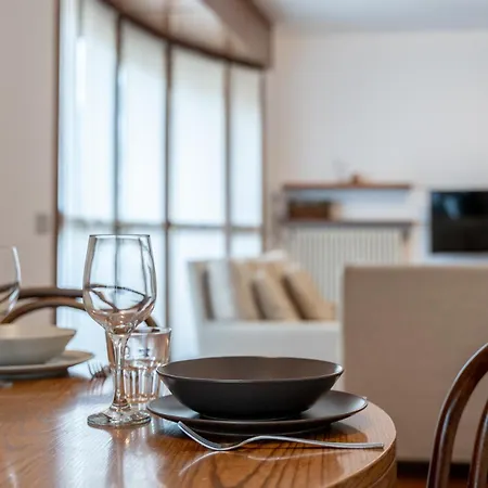 Spacious Bright Near Center And With Air Conditioning *