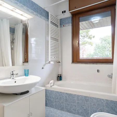 Spacious Bright Near Center And With Air Conditioning