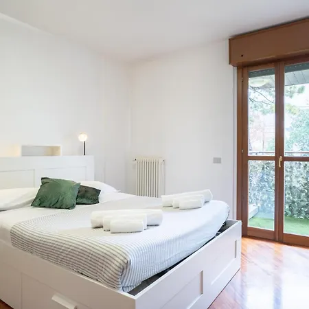 Spacious Bright Near Center And With Air Conditioning 公寓