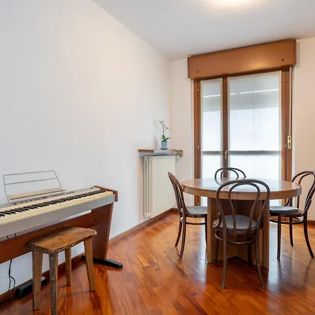 Spacious Bright Near Center And With Air Conditioning 公寓 莱科