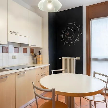 Spacious Bright Near Center And With Air Conditioning *