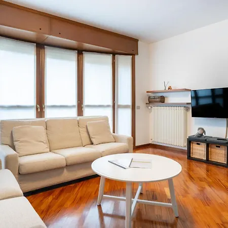 Spacious Bright Near Center And With Air Conditioning 公寓