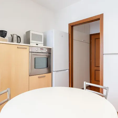 Spacious Bright Near Center And With Air Conditioning 公寓 *