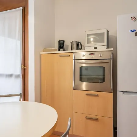 Apartment Spacious Bright Near Center And With Air Conditioning *