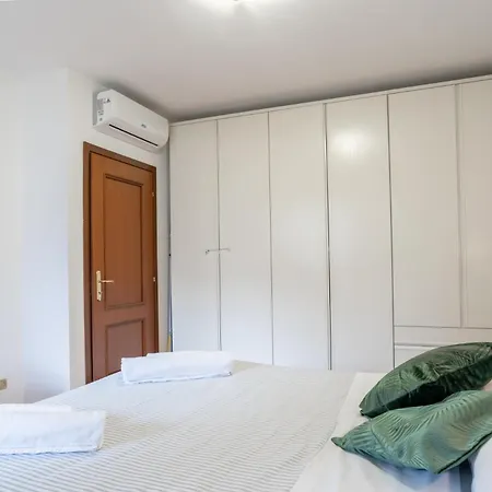 Spacious Bright Near Center And With Air Conditioning Appartement *